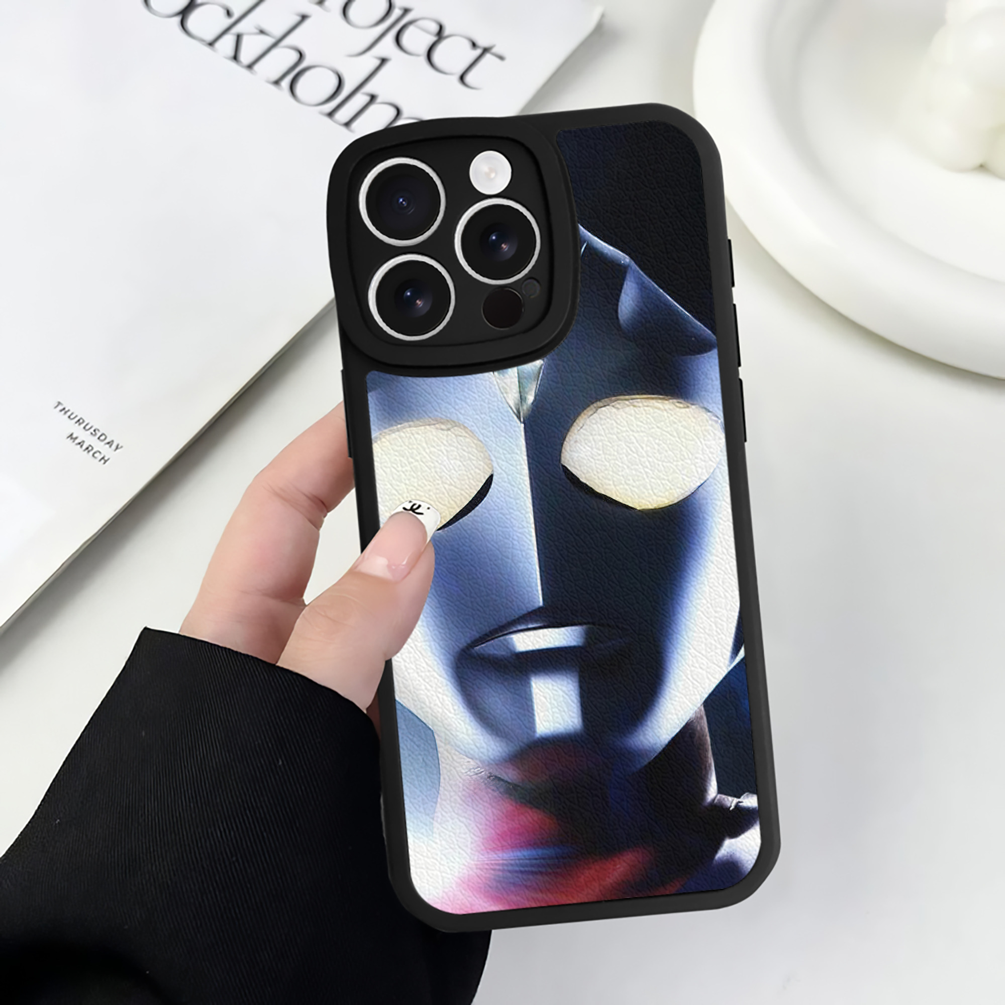 （画像用） ウルトラマン Ultraman 【iPhone 16シリーズ対応】シリコンスマホケース（レザー調） 材質：シリコン